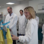 Regno Unito, il principe William e Cate Blanchett nel laboratorio Colorifix: le immagini