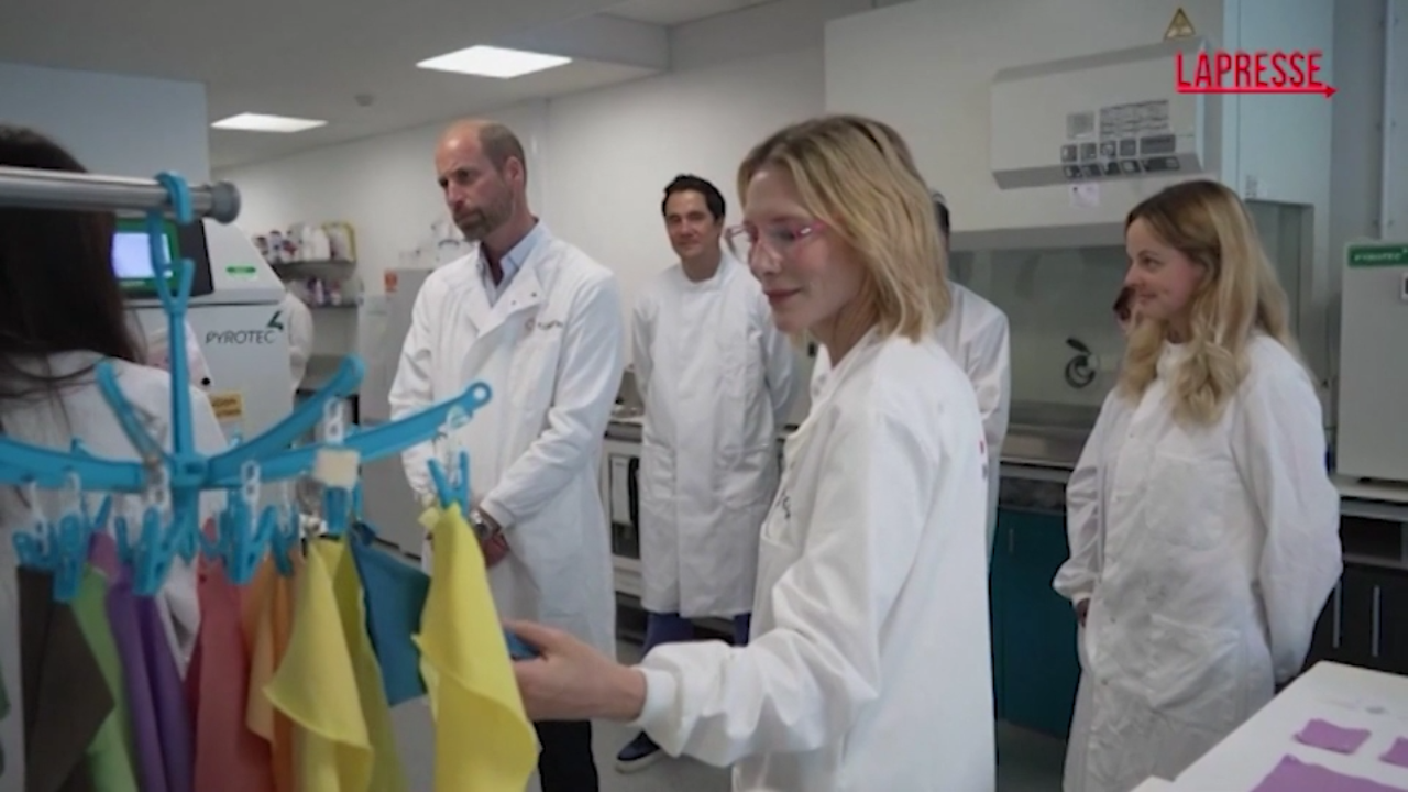 Regno Unito, il principe William e Cate Blanchett nel laboratorio Colorifix: le immagini Regno Unito, il principe William e Cate Blanchett nel laboratorio Colorifix: le immagini