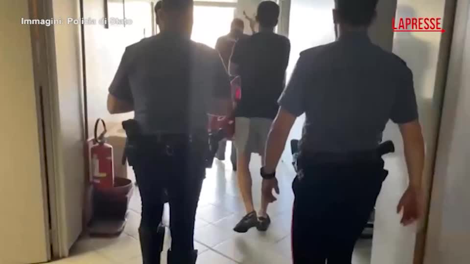 Arezzo, aggredisce la compagna incinta (che rischia di perdere la lingua): il video dell’arresto