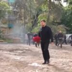 Ucraina, il presidente Zelensky visita il luogo dell’attacco russo a Kiev