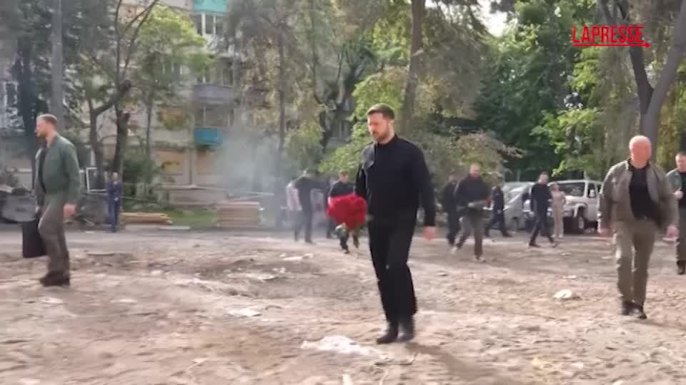 ucraina il presidente zelensky visita il luogo dell8217attacco russo a kiev