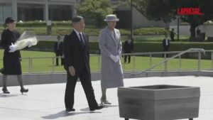 Giappone, la coppia imperiale commemora le vittime della bomba atomica di Hiroshima