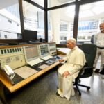 Papa Leone XIV visita a sorpresa la sede di Radio Vaticana nella zona extra territoriale