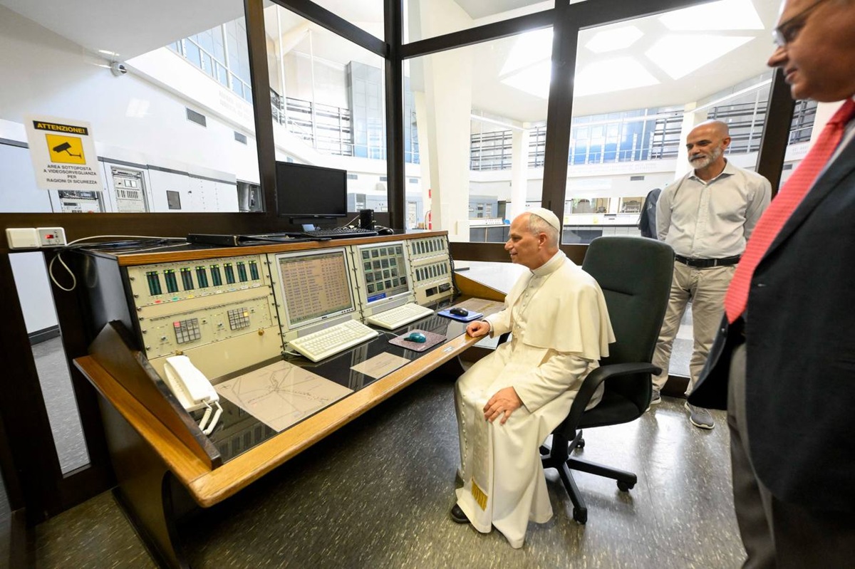 Papa Leone XIV visita a sorpresa la sede di Radio Vaticana nella zona extra territoriale Papa Leone XIV visita a sorpresa la sede di Radio Vaticana nella zona extra territoriale