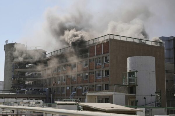 Israele-Iran, missili Teheran su quattro aree in Israele: colpito ospedale Be’er Sheva
