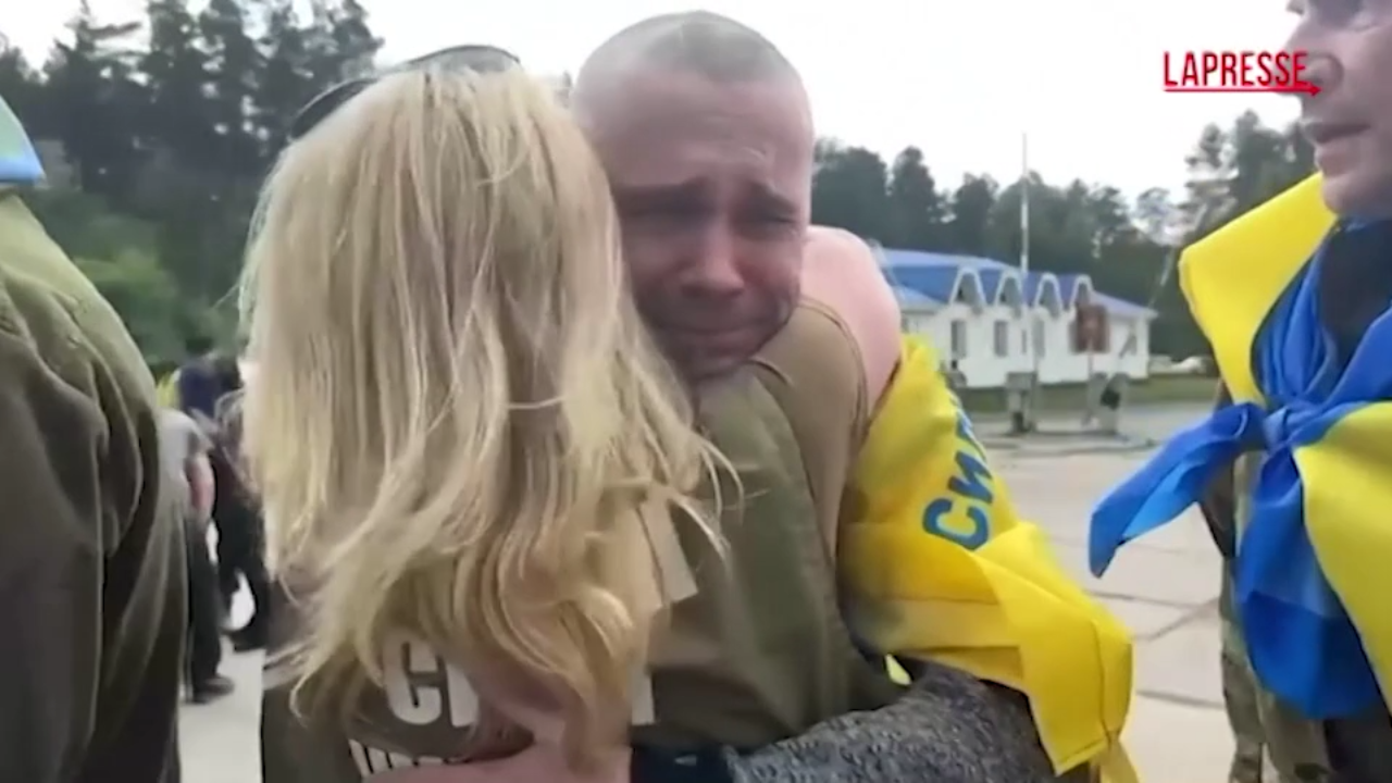 Russia Ucraina, scambio di prigionieri tra Kiev e Mosca: la gioia su entrambe i fronti Russia Ucraina, scambio di prigionieri tra Kiev e Mosca: la gioia su entrambe i fronti