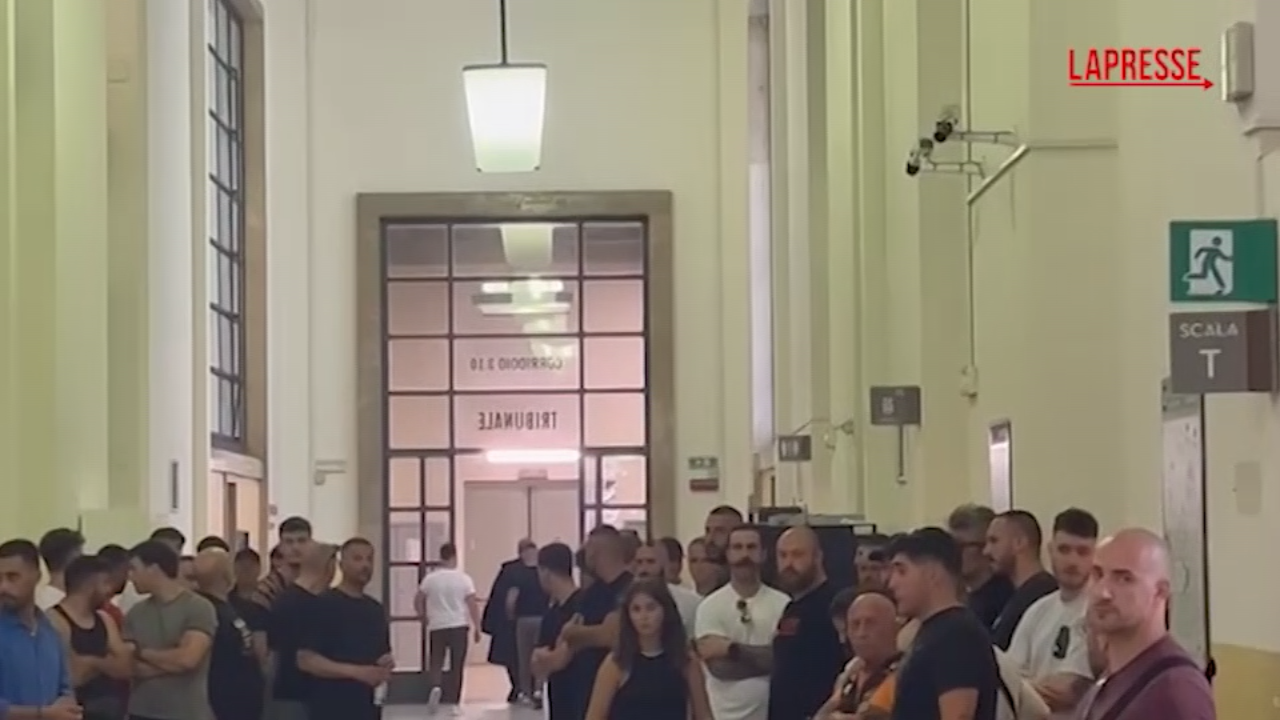 Inchiesta ultras, il pm Storari (sotto scorta) passa tra i tifosi del Milan dopo le condanne Inchiesta ultras, il pm Storari (sotto scorta) passa tra i tifosi del Milan dopo le condanne
