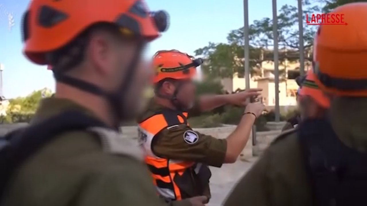 Israele Iran, attacco Teheran su Haifa: l’arrivo dei soccorritori Israele Iran, attacco Teheran su Haifa: l’arrivo dei soccorritori