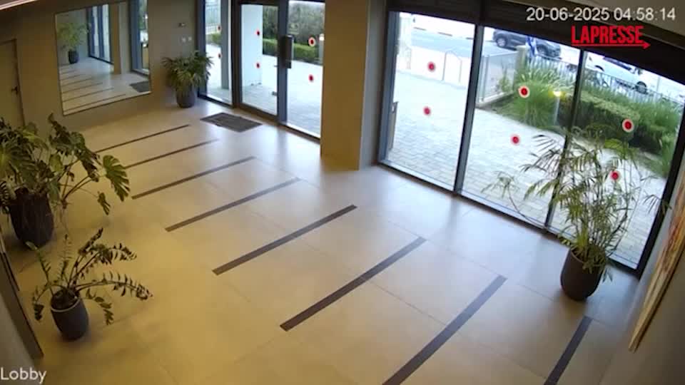 Israele Iran, l’esplosione in un edificio a Beersheba: le immagini delle telecamere di sicurezza Israele Iran, l’esplosione in un edificio a Beersheba: le immagini delle telecamere di sicurezza