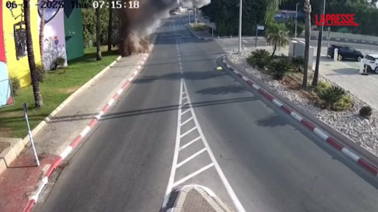 Israele Iran, frammento missile Teheran colpisce il suolo a Or Yehuda: il video dell’impatto Israele Iran, frammento missile Teheran colpisce il suolo a Or Yehuda: il video dell’impatto