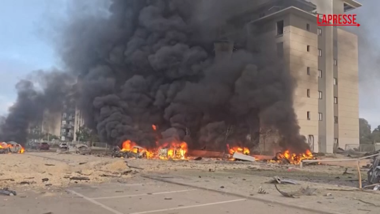 Israele Iran, attacco Teheran nel sud di Israele: danni e incendi Israele Iran, attacco Teheran nel sud di Israele: danni e incendi