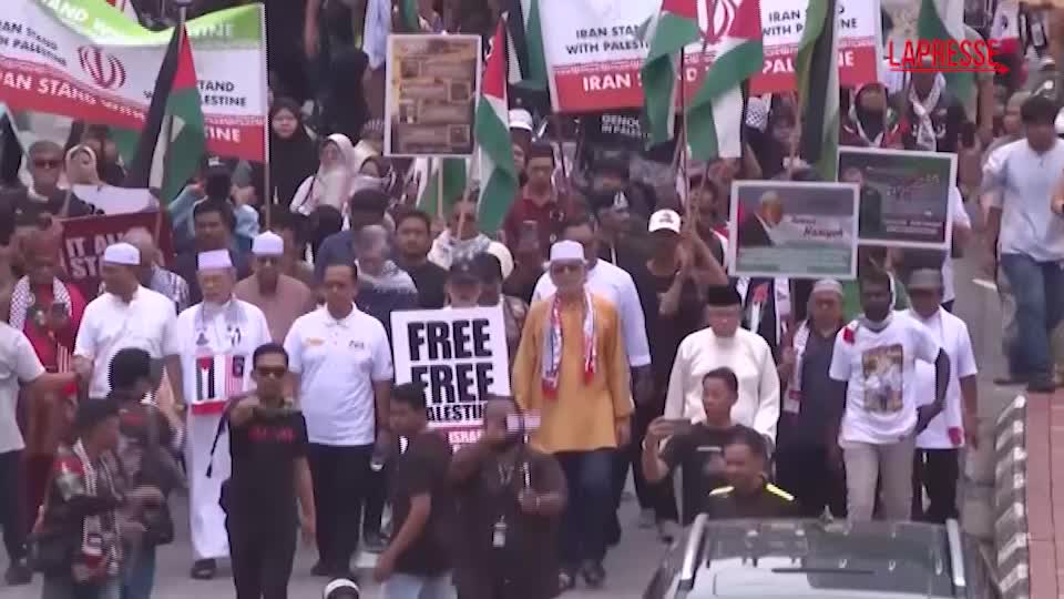 Kuala Lumpur, proteste nelle strade contro Israele e gli Usa: le immagini Kuala Lumpur, proteste nelle strade contro Israele e gli Usa: le immagini