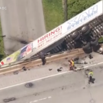 Incidente autotreno in Pennsylvania, il rimorchio sospeso sul cavalcavia