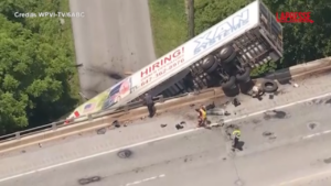 Incidente autotreno in Pennsylvania, il rimorchio sospeso sul cavalcavia