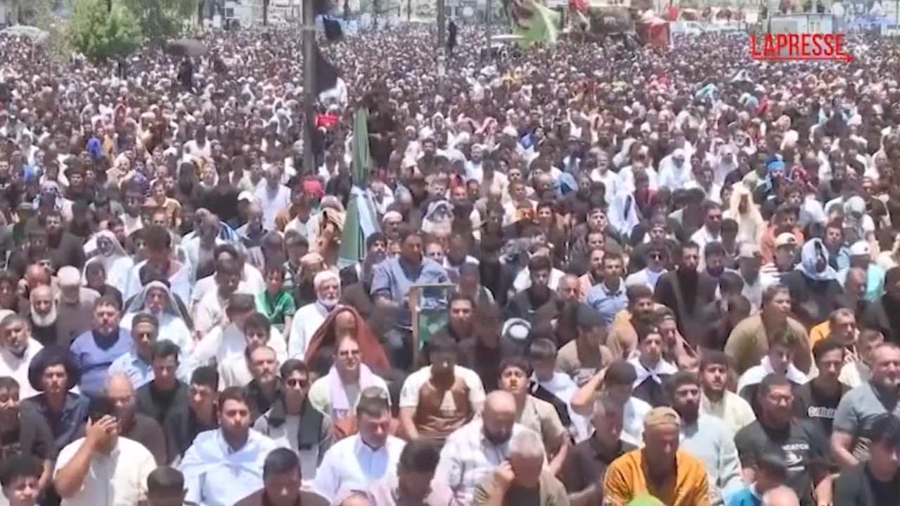 Baghdad, migliaia di sciiti in piazza: le immagini della protesta contro Usa e Israele Baghdad, migliaia di sciiti in piazza: le immagini della protesta contro Usa e Israele