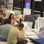 Israele-Iran, famiglie e giovani dormono nella metropolitana a Tel Aviv per paura dei missili di Teheran