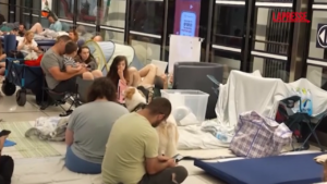 Israele-Iran, famiglie e giovani dormono nella metropolitana a Tel Aviv per paura dei missili di Teheran