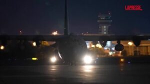 Israele-Iran, cittadini romeni lasciano le zone di guerra su voli militari: il video