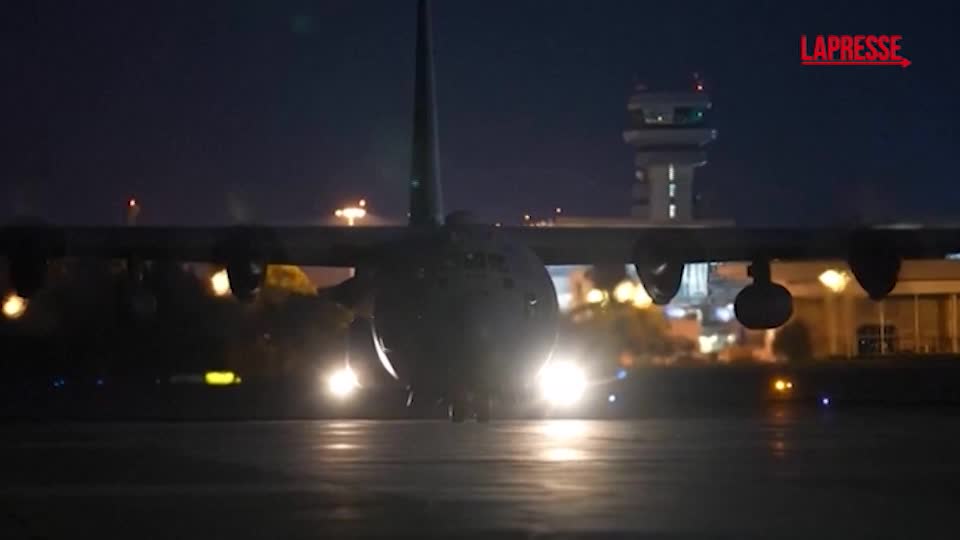 Israele Iran, cittadini romeni lasciano le zone di guerra su voli militari: il video Israele Iran, cittadini romeni lasciano le zone di guerra su voli militari: il video