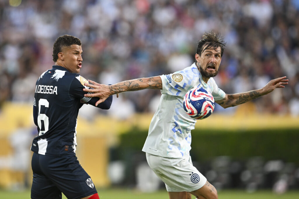 Acerbi a un tifoso del Psg: “Io sono matto, ti sfondo di botte” Acerbi a un tifoso del Psg: “Io sono matto, ti sfondo di botte”