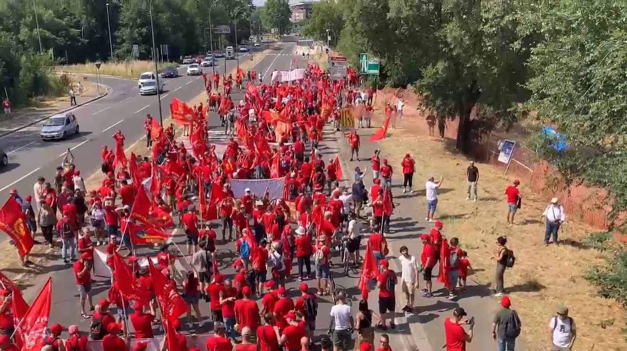 Metalmeccanici, in 10mila a Bologna bloccano la tangenziale Metalmeccanici, in 10mila a Bologna bloccano la tangenziale