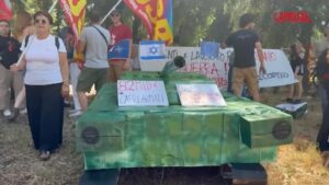 Sciopero 20 giugno, a Roma Usb e PaP portano finto carro armato sotto sede Leonardo: “No armi, sì pace”