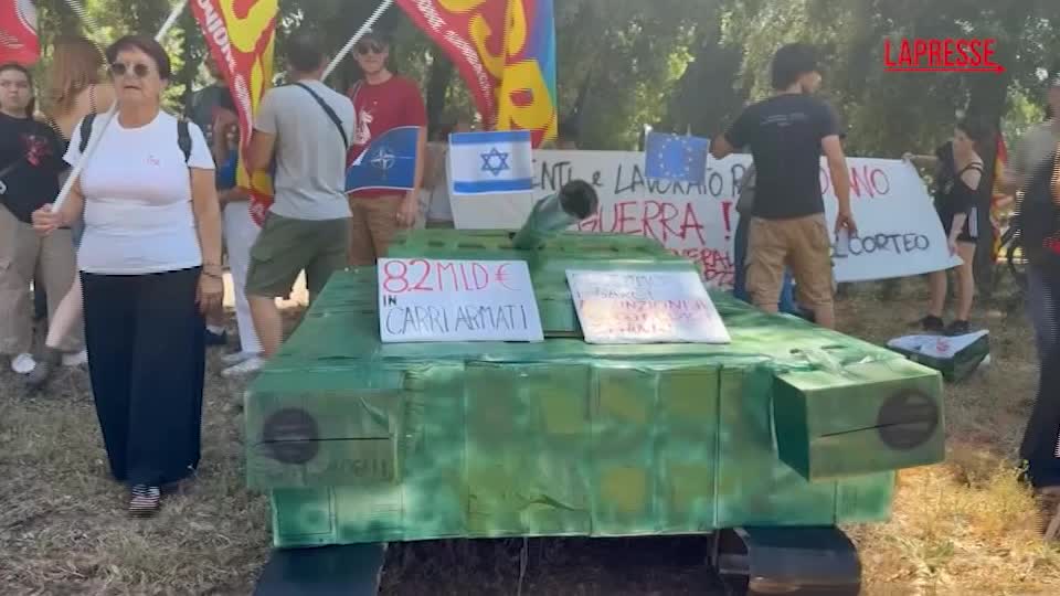 Sciopero 20 giugno, a Roma Usb e PaP portano finto carro armato sotto sede Leonardo: “No armi, sì pace” Sciopero 20 giugno, a Roma Usb e PaP portano finto carro armato sotto sede Leonardo: “No armi, sì pace”