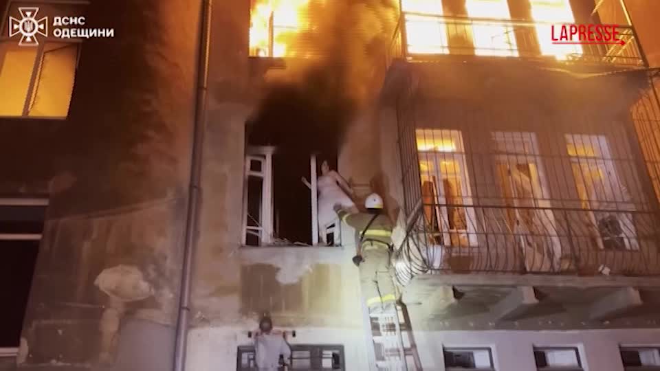 Ucraina, droni russi su Odessa e Kharkiv: le immagini dei soccorsi Ucraina, droni russi su Odessa e Kharkiv: le immagini dei soccorsi