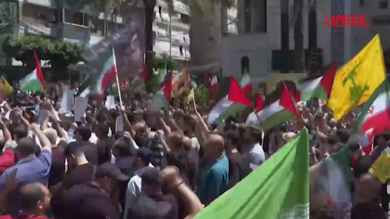beirut hezbollah in piazza per manifestare contro usa e israele le immagini