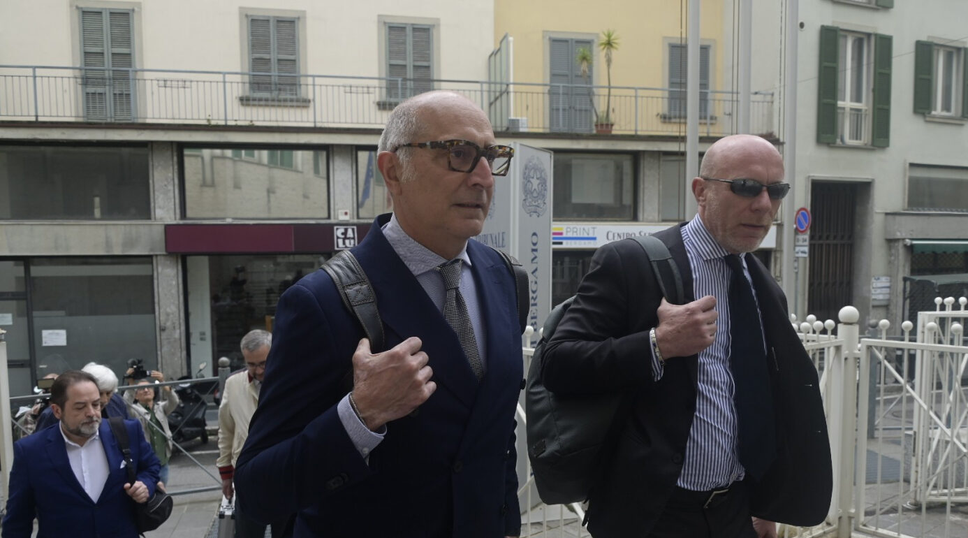 Yara Gambirasio, difesa Bossetti avrà foto originali dei reperti e accesso a dna Yara Gambirasio, difesa Bossetti avrà foto originali dei reperti e accesso a dna