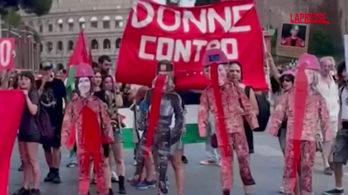 Corteo contro il riarmo, Meloni, Schlein e von der Leyen insanguinate