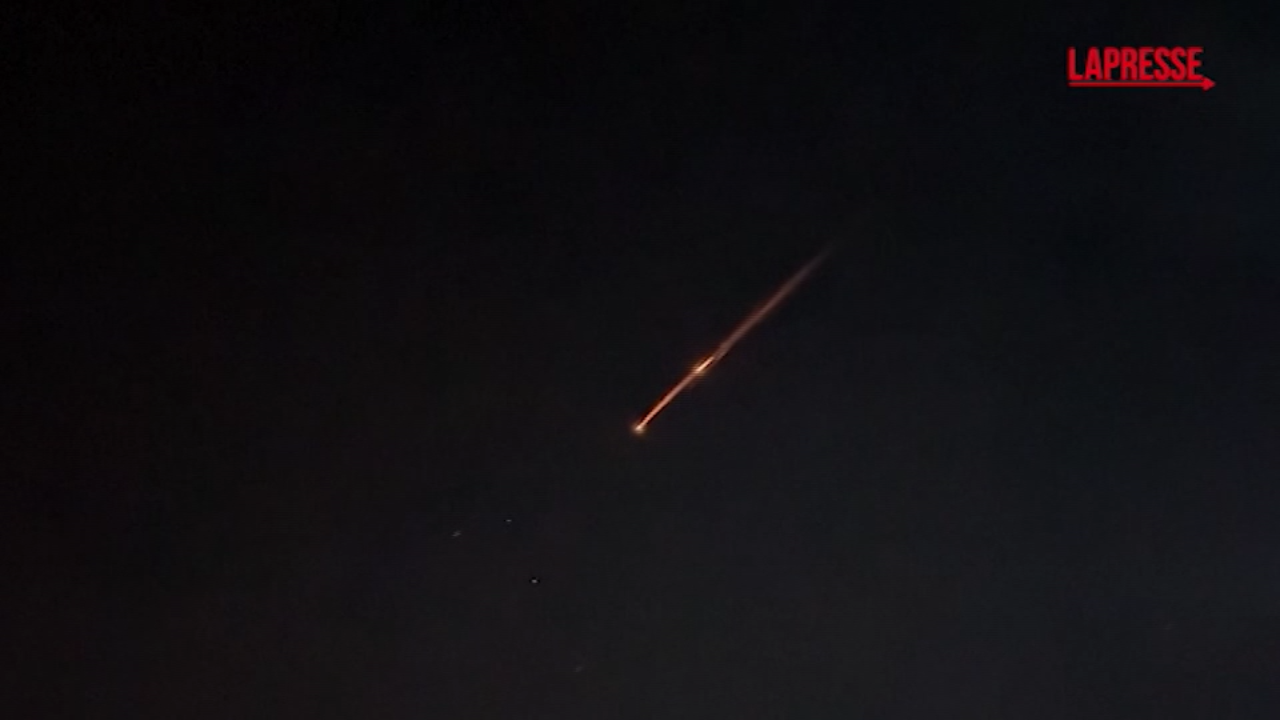 Israele Iran, missili intercettati nel cielo di Ramallah: le immagini notturne Israele Iran, missili intercettati nel cielo di Ramallah: le immagini notturne