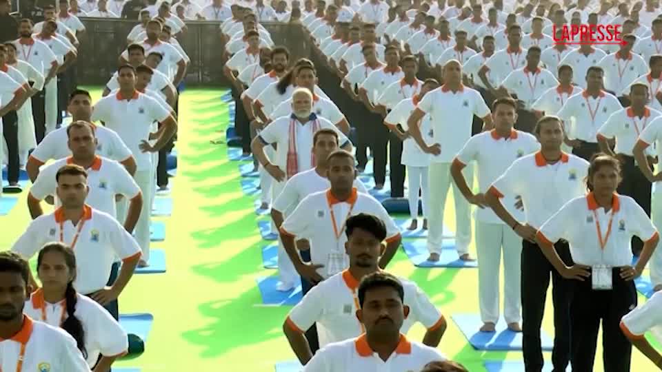 india migliaia in strada per la giornata mondiale dello yoga tra loro anche il premier modi