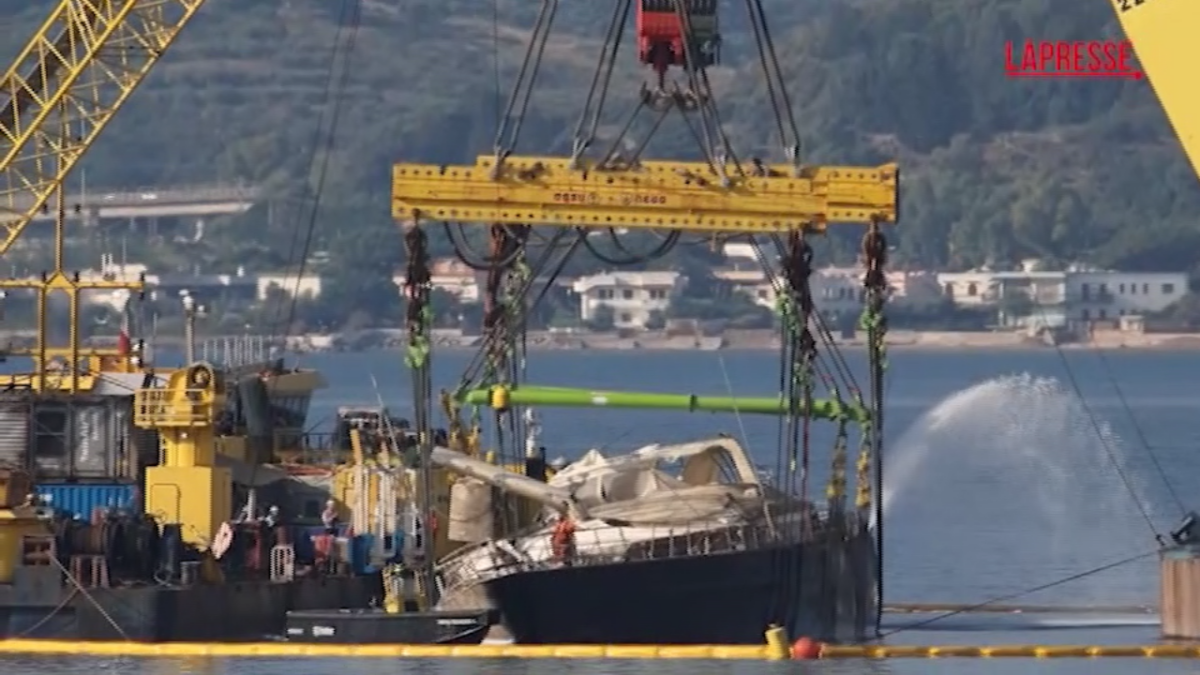 Bayesian, iniziato lo svuotamento dello scafo: le immagini da Porticello