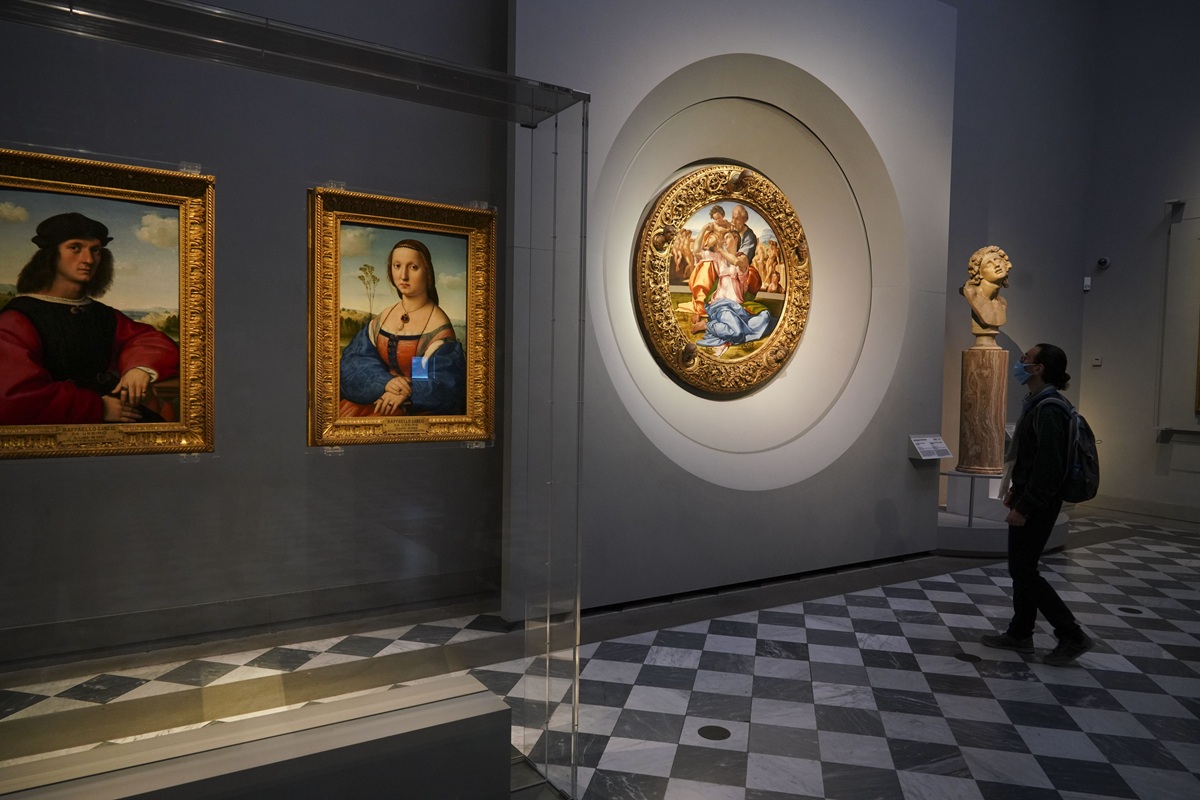 Firenze, agli Uffizi turista danneggia tela del ‘700 per un selfie Firenze, agli Uffizi turista danneggia tela del ‘700 per un selfie