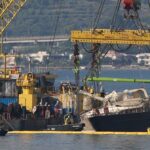 Bayesian, continuano le operazioni di recupero: lo scafo sollevato dall’acqua