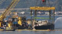 Lo scafo del Bayesian sollevato fuori dall'acqua a Porticello (Palermo)