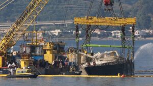 Lo scafo del Bayesian sollevato fuori dall'acqua a Porticello (Palermo)