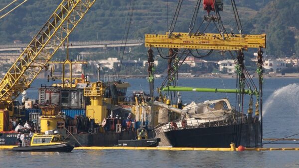 Lo scafo del Bayesian sollevato fuori dall'acqua a Porticello (Palermo)