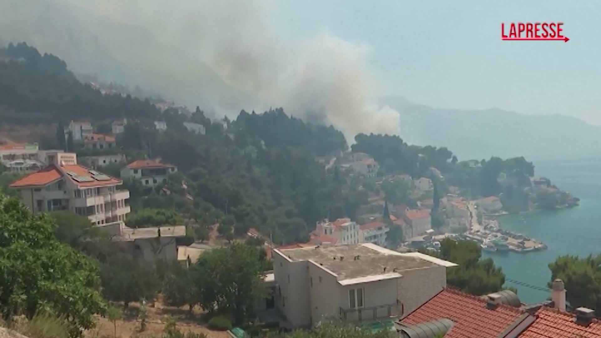 Croazia, vasto incendio sulla costa: decine di persone evacuate Croazia, vasto incendio sulla costa: decine di persone evacuate