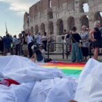 Corteo contro il riarmo, flash mob per i morti civili di Gaza: le immagini