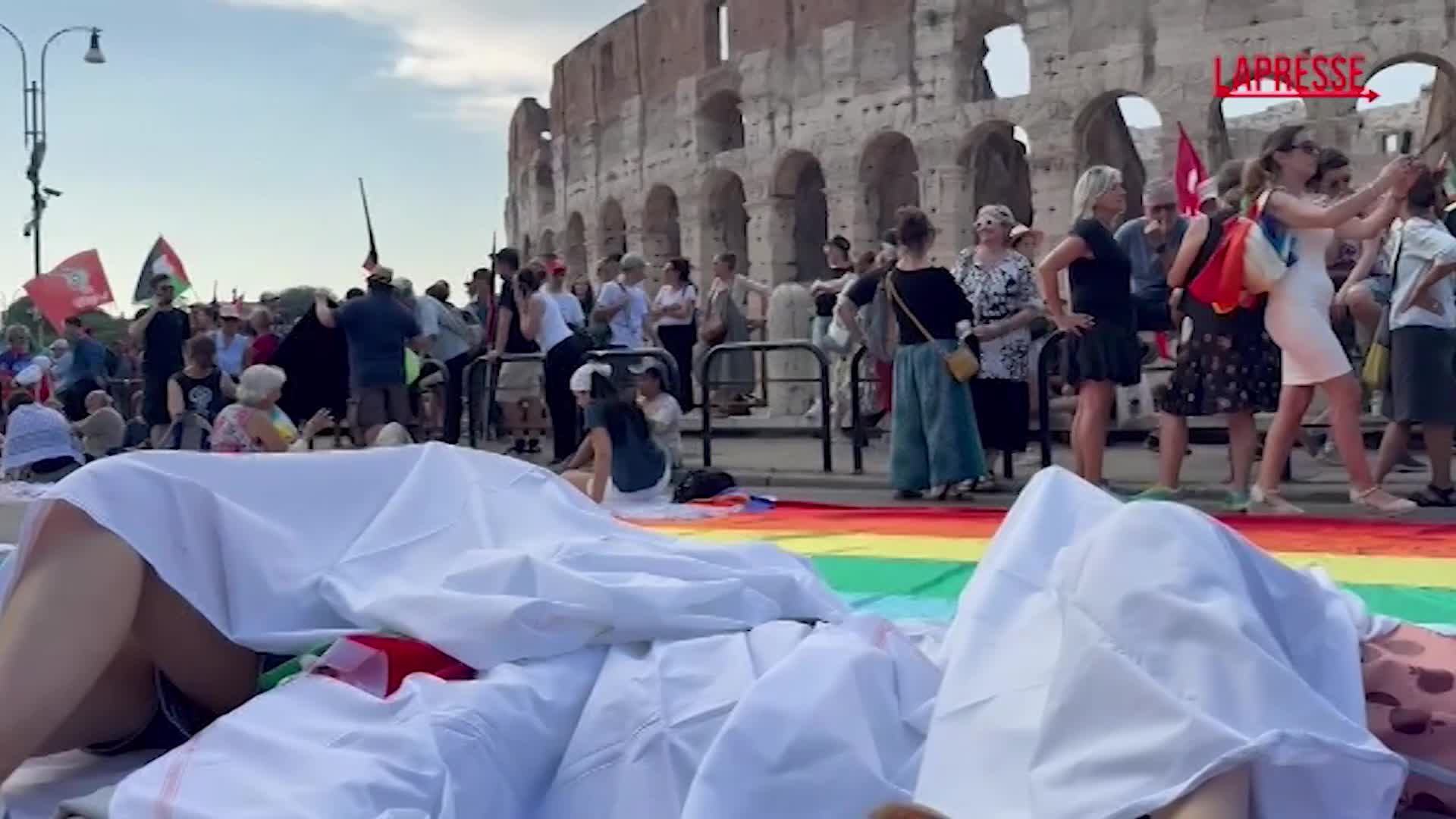 Corteo contro il riarmo, flash mob per i morti civili di Gaza: le immagini Corteo contro il riarmo, flash mob per i morti civili di Gaza: le immagini
