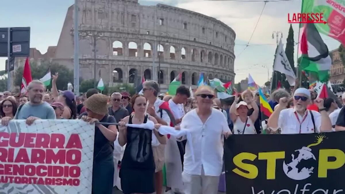 Corteo contro il riarmo, a Roma migliaia in piazza con associazioni e collettivi