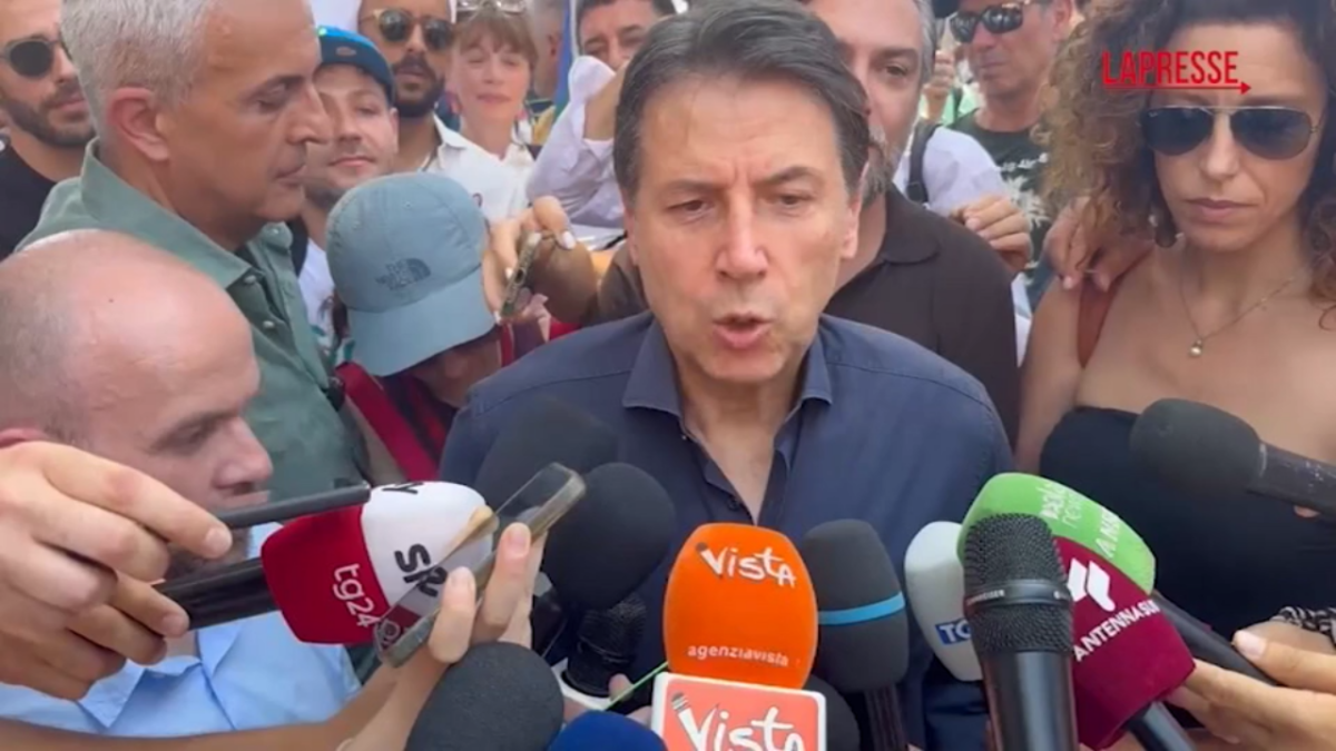 Corteo contro il riarmo, Conte: “E’ maggioranza chi dice che la corsa alle armi è una follia”