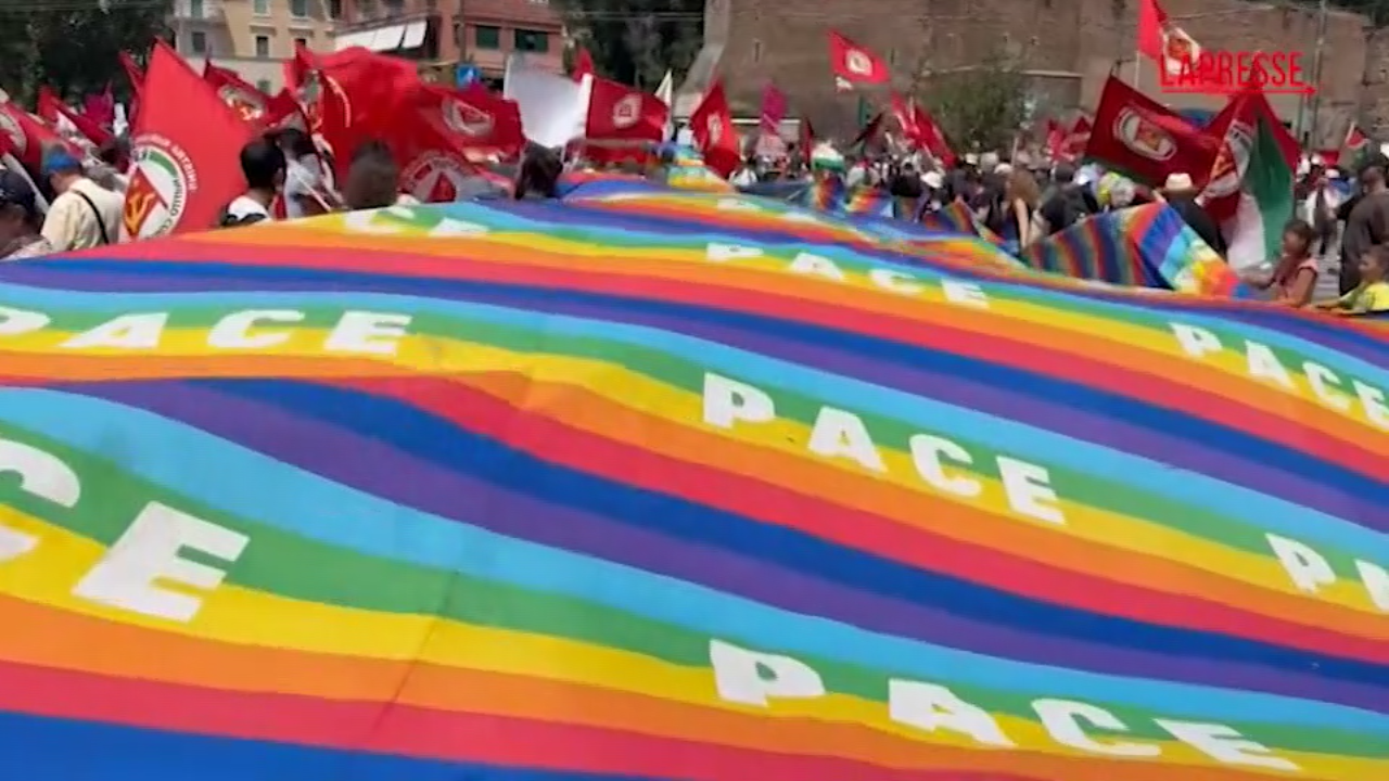 roma la partenza del corteo contro il riarmo striscioni e bandieroni di pace e palestina