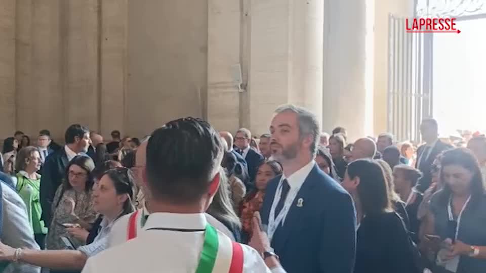 Giubileo dei governanti, le immagini dei politici che attraversano la Porta Santa a San Pietro Giubileo dei governanti, le immagini dei politici che attraversano la Porta Santa a San Pietro