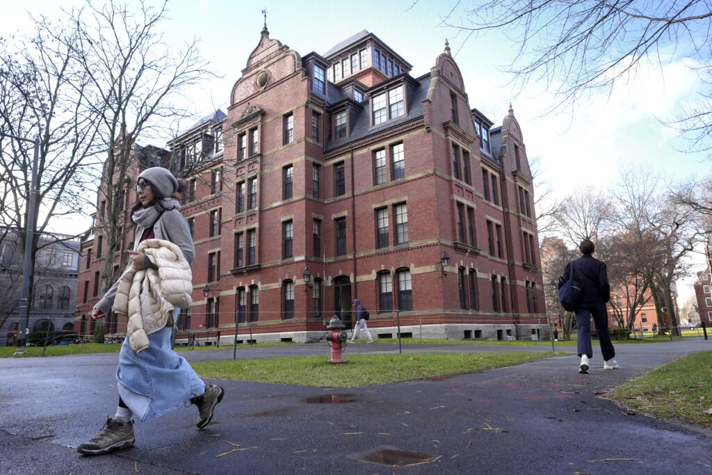 Harvard, giudice federale dà ragione all’università contro Trump: “Può ospitare studenti stranieri” Harvard, giudice federale dà ragione all’università contro Trump: “Può ospitare studenti stranieri”