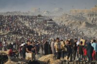 Una folla di palestinesi vicino a un centro di distribuzione degli aiuti a Gaza