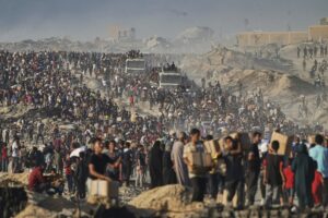 Una folla di palestinesi vicino a un centro di distribuzione degli aiuti a Gaza