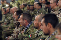 Soldati italiani in Medioriente in una foto d'archivio. L'Italia sta pensando di rimodulare il proprio contingente in Iraq e Kuwait